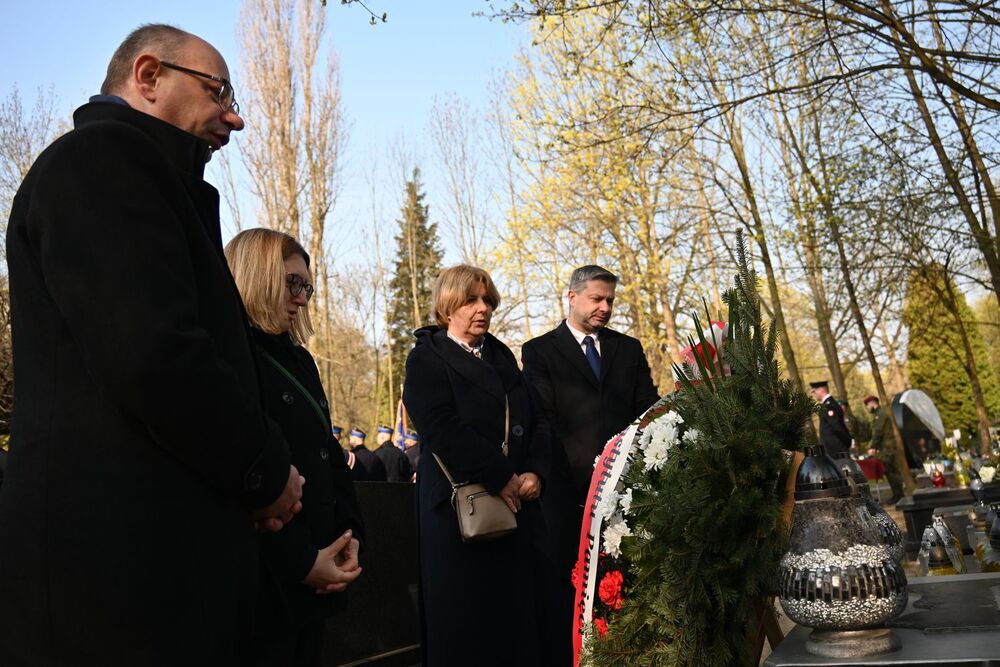 Uroczystości upamiętniające ofiary katastrofy smoleńskiej . Na zdj. od lewej: zastępca prezesa IPN dr Mateusz Szpytma, dyrektor Archiwum IPN Marzena Kruk, zastępca dyrektora Cecylia Radoń i dyrektor krakowskiego oddziału IPN dr hab. Filip Musiał – Kraków, 10 kwietnia 2026. Fot. Janusz Ślęzak (IPN)