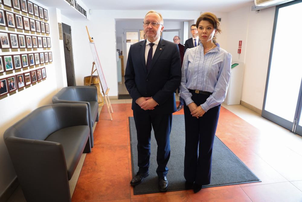 Uroczystości upamiętniające ofiary katastrofy smoleńskiej. Na zdj. zastępca prezesa IPN dr hab. Karol Polejowski i dyrektor CPH IPN Anna Putkiewicz – Warszawa, 10 kwietnia 2026. Fot. Dariusz Skrzyniarz (IPN)