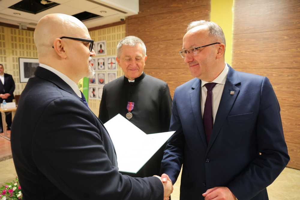 Uroczystości w hołdzie kapelanom katyńskim – Warszawa, 11.04.2026. Wyróżnienie odbiera zastępca prezesa IPN dr hab. Karol Polejowski. Fot. Dariusz Skrzyniarz (IPN)