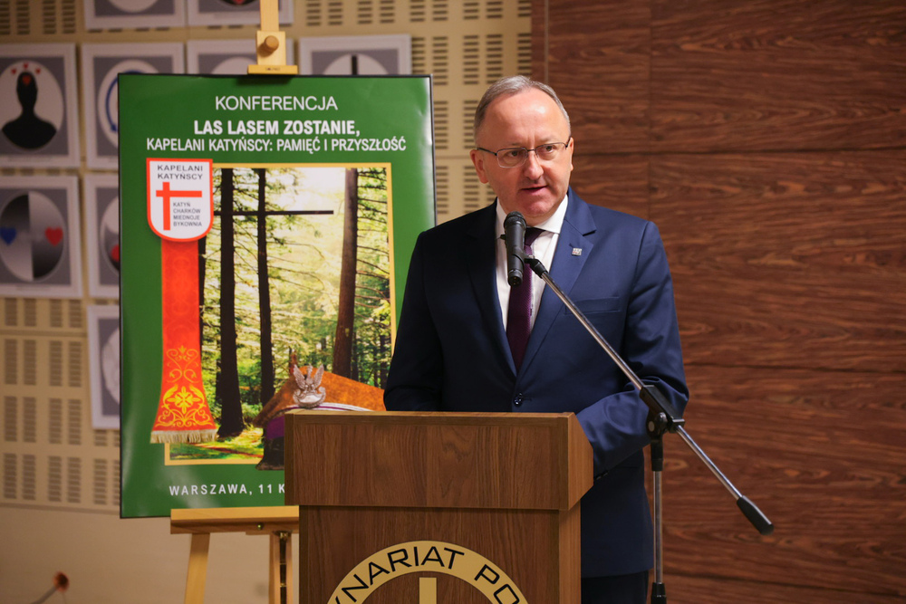 Uroczystości w hołdzie kapelanom katyńskim – Warszawa, 11.04.2026. Konferencja „Las lasem zostanie – Kapelani Katyńscy: pamięć i przyszłość”. Przemawia zastępca prezesa IPN dr hab. Karol Polejowski. Fot. Dariusz Skrzyniarz (IPN)