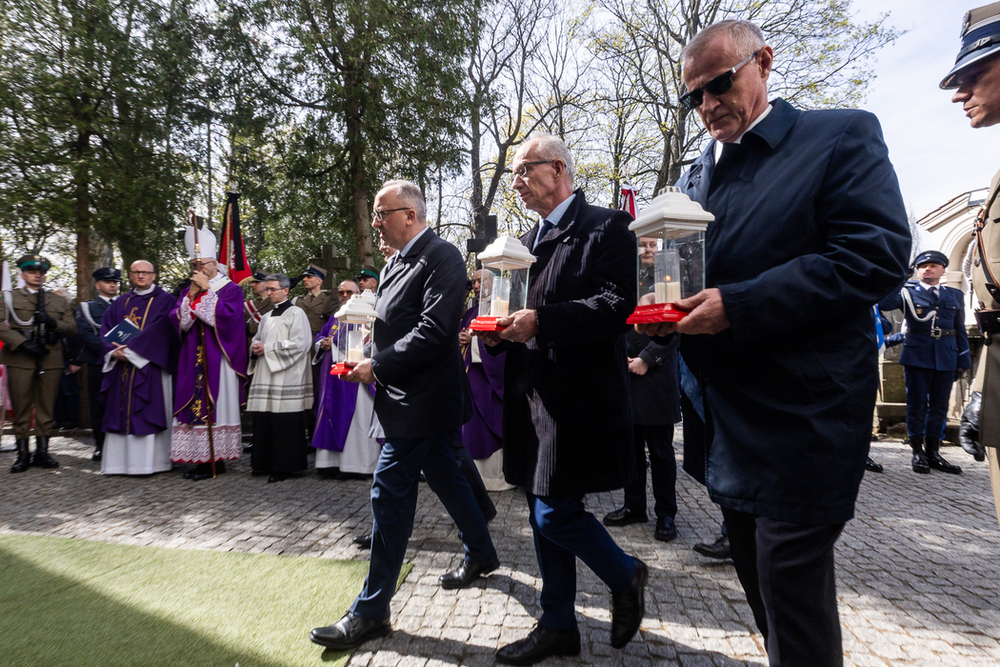 Walczmy dalej o prawdę o Katyniu. Na zdj. od lewej: zastępcy prezesa IPN dr hab. Karol Polejowski i dr hab. Krzysztof Szwagrzyk, dyrektor Głównej Komisji Ścigania Zbrodni przeciwko Narodowi Polskiemu prok. Andrzej Pozorski – Warszawa, 13 kwietnia 2026. Fot. Sławek Kasper (IPN)
