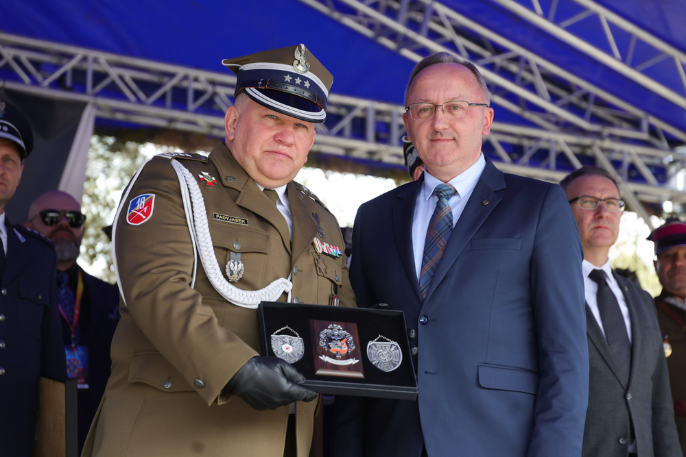 Gdzie polski mundur, tam wolna i niepodległa Rzeczpospolita. Na zdj. od lewej: dowódca 18. Brygady Zmotoryzowanej płk Zbigniew Padyjasek i zastępca prezesa IPN dr hab. Karol Polejowski – Kraśnik, 15 kwietnia 2026. Fot. Dariusz Skrzyniarz (IPN)