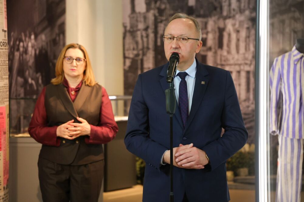 „Pamięć nie na sprzedaż” – konferencja prasowa IPN o ochronie materialnych śladów przeszłości. Na zdj. zastępca prezesa IPN dr hab. Karol Polejowski i dyrektor Archiwum IPN Marzena Kruk – 16 kwietnia 2026. Fot. Dariusz Skrzyniarz (IPN)