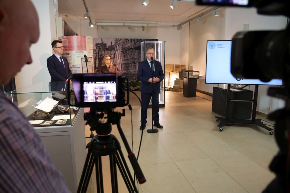 „Pamięć nie na sprzedaż” – konferencja prasowa IPN o ochronie materialnych śladów przeszłości. Na zdj. od lewej: dyrektor Biura Rzecznika, rzecznik prasowy IPN dr Rafał Kościański, dyrektor Archiwum IPN Marzena Kruk i zastępca prezesa IPN dr hab. Karol Polejowski – 16 kwietnia 2026. Fot. Dariusz Skrzyniarz (IPN)