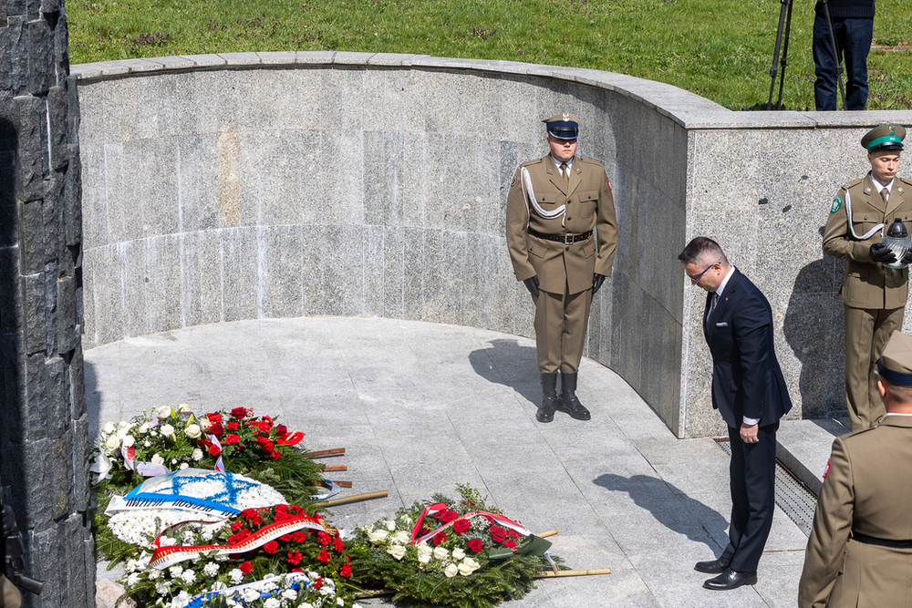 W hołdzie polskim i żydowskim ofiarom II wojny światowej. Na zdj. dyrektor BBH dr Sebastian Pilarski – Warszawa, 16 kwietnia 2026. Fot. Sławek Kasper (IPN)