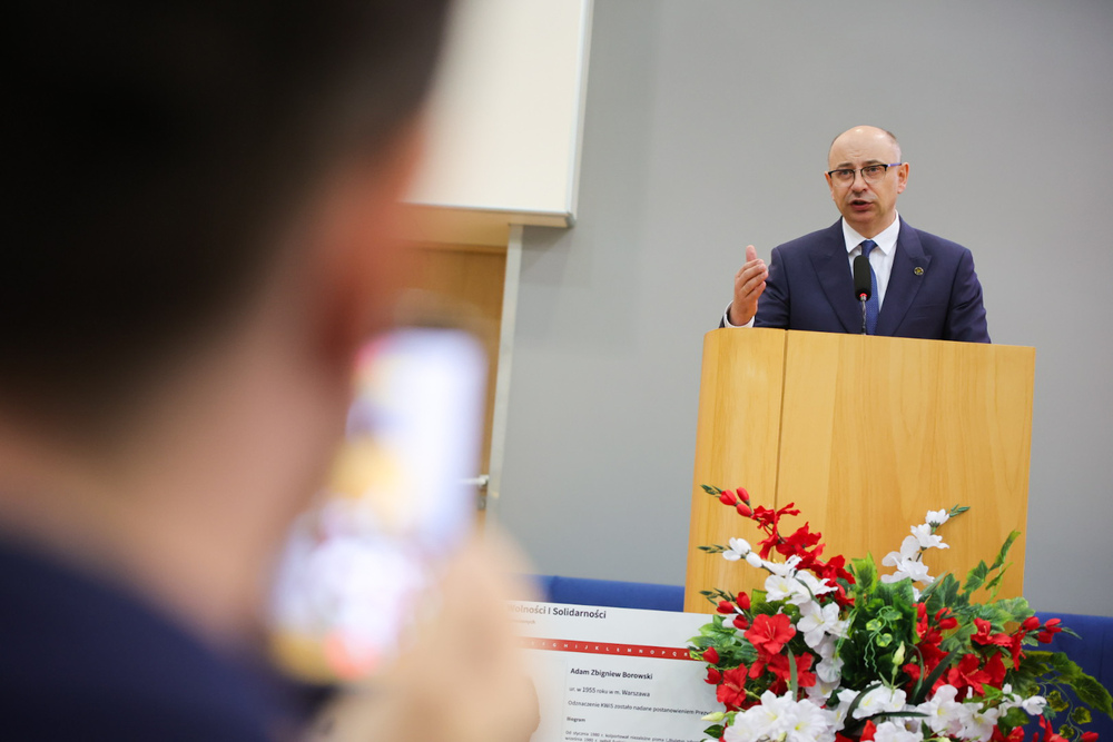 W Olsztynie uhonorowaliśmy dawnych opozycjonistów. Na zdj. zastępca prezesa IPN dr Mateusz Szpytma – 17 kwietnia 2026. Fot. Dariusz Skrzyniarz (IPN)