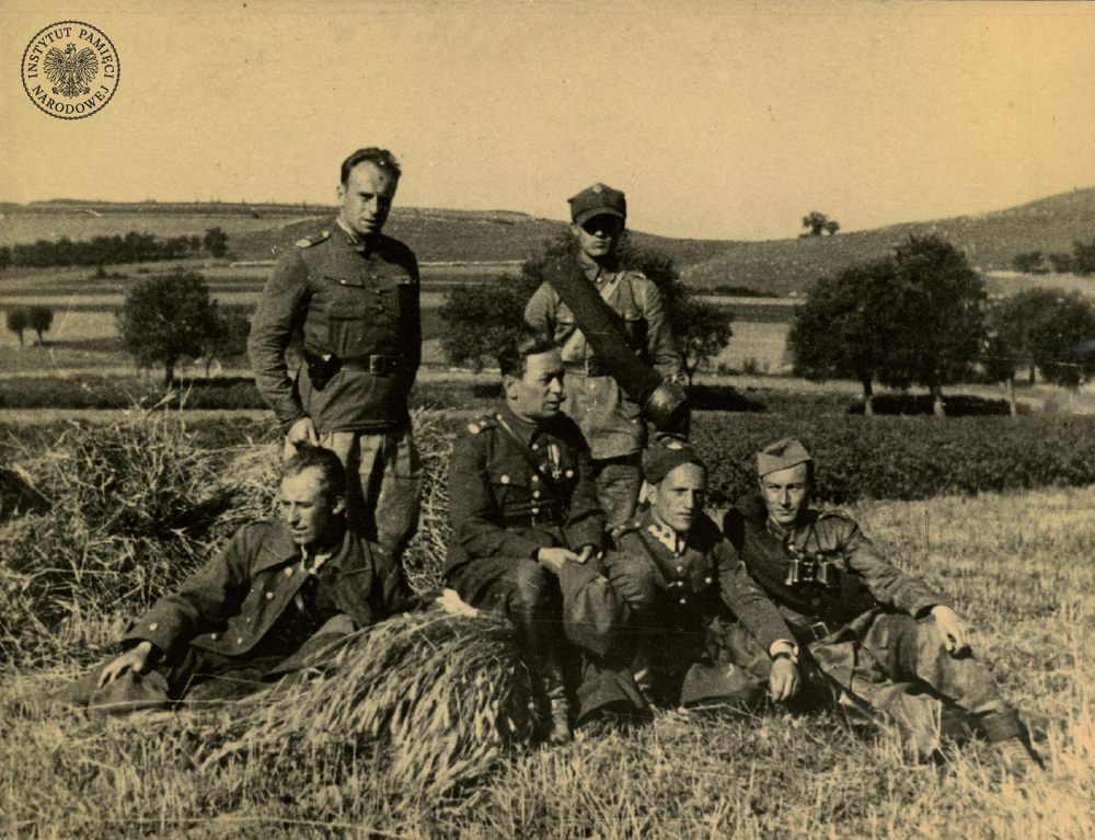 Staż oficerski w 12 pp. Stoi pierwszy od lewej plut. pchor. Julian Aleksandrowicz, siedzi w środku mjr Roman Wart, dowódca III Baonu 12 pp (ok. 1936). Fot. ze zbiorów IPN