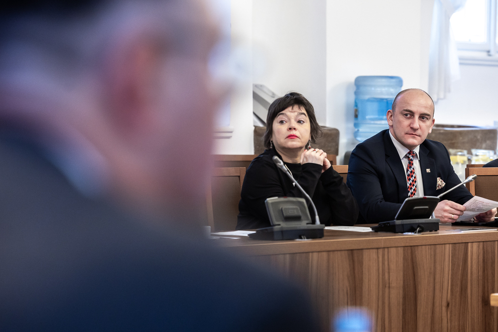 IPN na międzynarodowej konferencji instytucji pamięci z krajów Grupy Wyszehradzkiej. Na zdj. zastępca dyrektora Biura Współpracy Międzynarodowej dr Dorota Lewsza i dyrektor Biura Prezesa dr Marek Jedynak – Praga, 20 kwietnia 2026. Fot. Sławek Kasper (IPN)