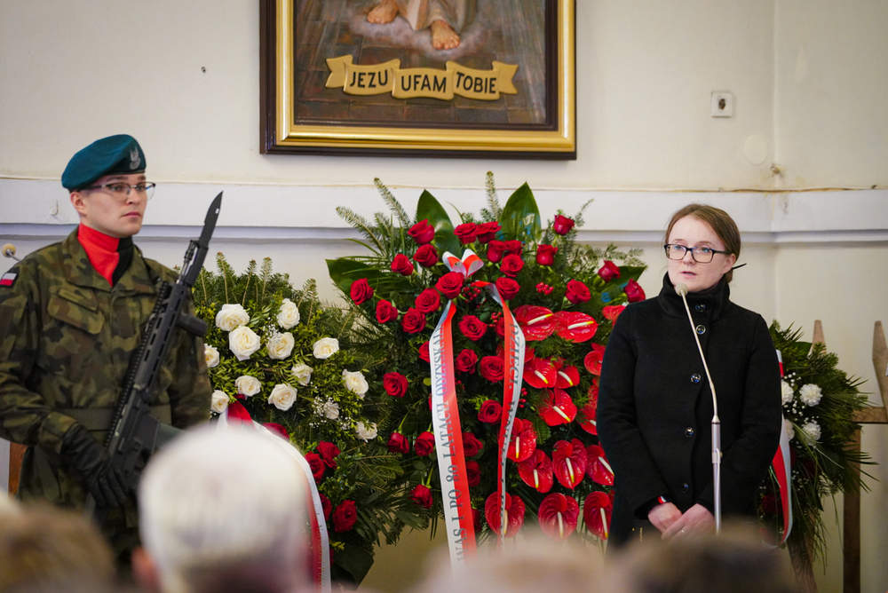Uroczystości pogrzebowe Żołnierzy Niezłomnych. Na zdj. naczelnik Wydziału Analiz Historycznych BPiI IPN Sylwia Kurzyp – Zagroba, 21 kwietnia 2026. Fot. Mateusz Niegowski (IPN)