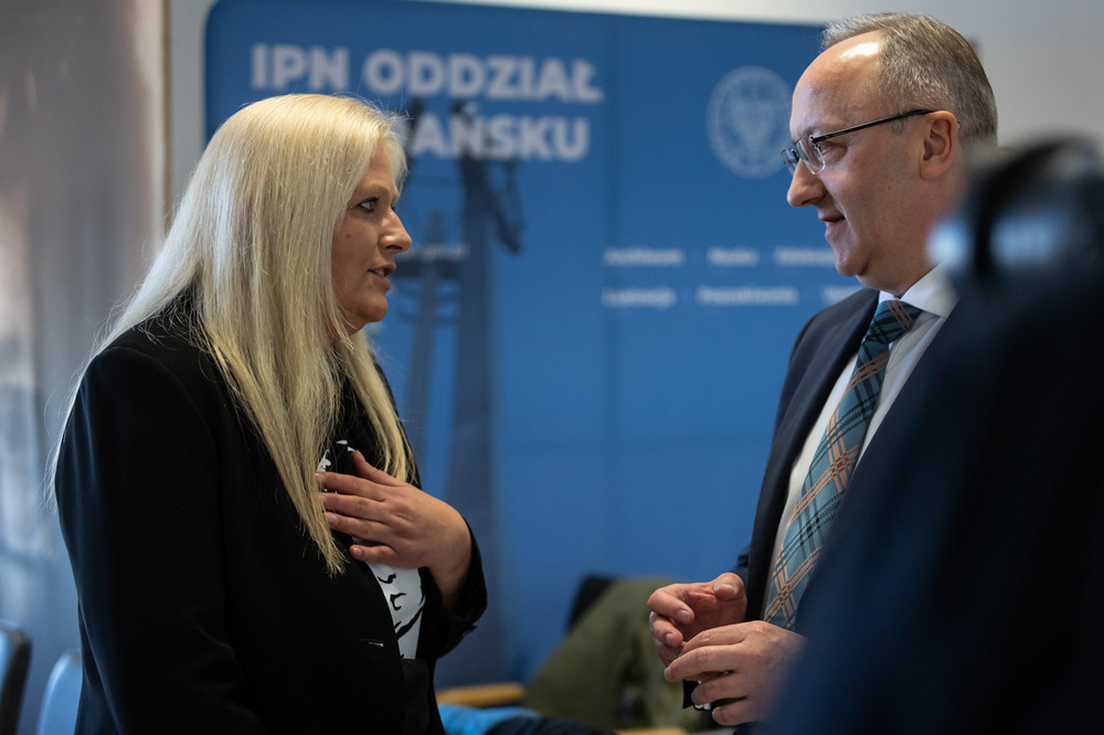 Zbrodnie z czasów PRL nie ulegają przedawnieniu. Na zdj. siostra Antoniego Browarczyka Grażyna Browarczyk-Matusiak i zastępca prezesa IPN dr hab. Karol Polejowski – Gdańsk, 22 kwietnia 2026. Fot. Roman Jocher