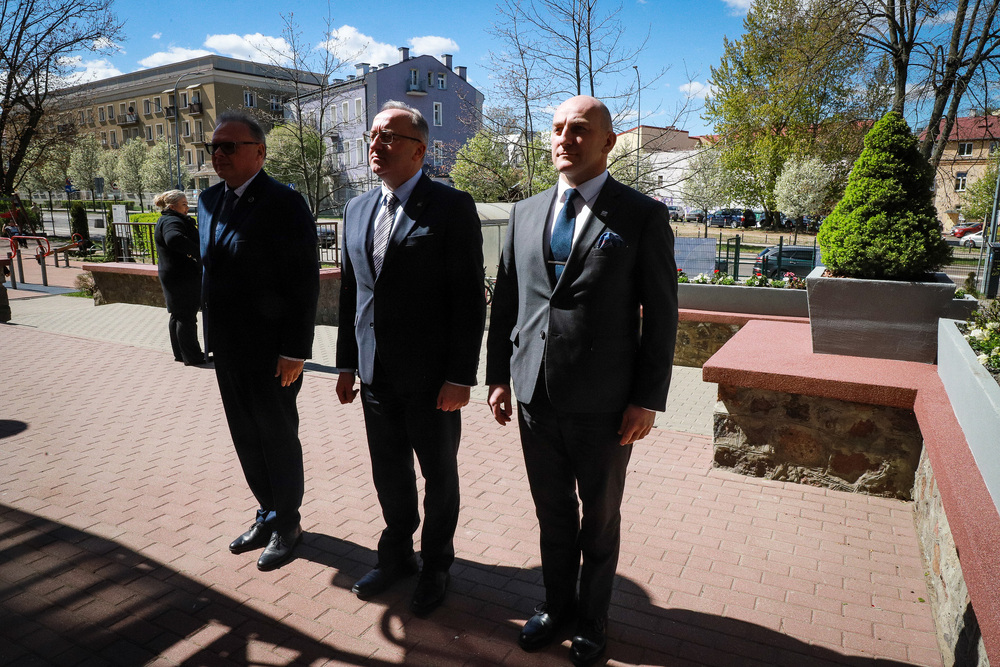W Białymstoku upamiętniliśmy Sybiraków. Na zdj. od lewej: dyrektor IPN w Białymstoku dr hab. Krzysztof Sychowicz, zastępca prezesa IPN dr hab. Karol Polejowski i dyrektor Biura Prezesa IPN dr Marek Jedynak – 23 kwietnia 2026. Fot. Paula Prudziłowicz (IPN)