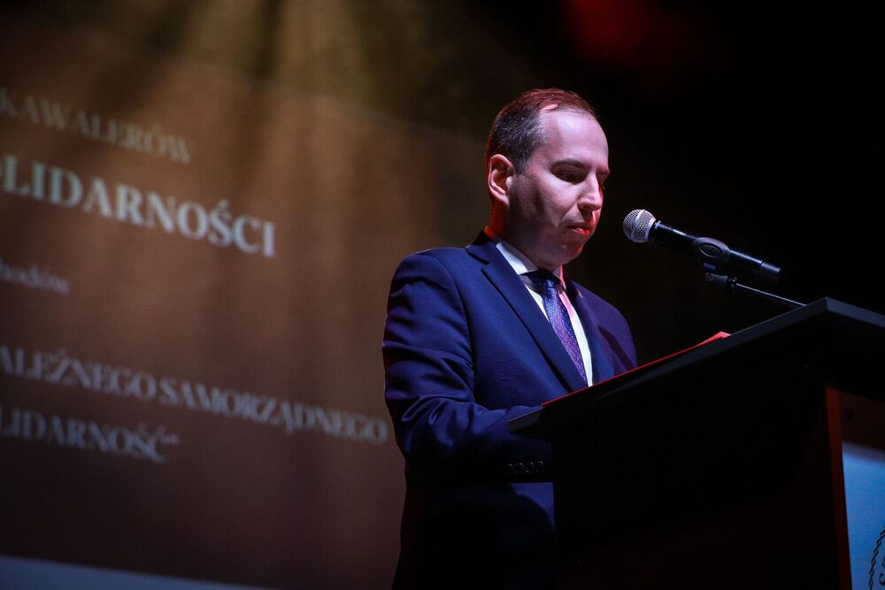 Spotkanie Dam i Kawalerów Krzyża Wolności i Solidarności – Białystok, 23.04.2026. List Prezydenta RP czyta minister Adam Andruszkiewicz. Fot. Paula Prudziłowicz (IPN)