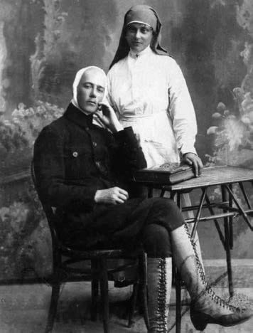 Antoni Fleszar z widocznymi ranami odniesionymi podczas odwrotu z Kijowa 12 VI 1920 r., po prawej stronie opiekująca się nim siostra zakonna.