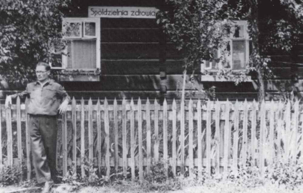 Władysław Ciekot przed budynkiem Spółdzielni Zdrowia w Markowej.