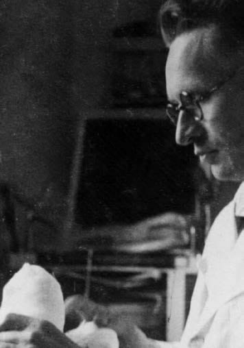 Władysław Ciekot w gabinecie lekarskim w Markowej