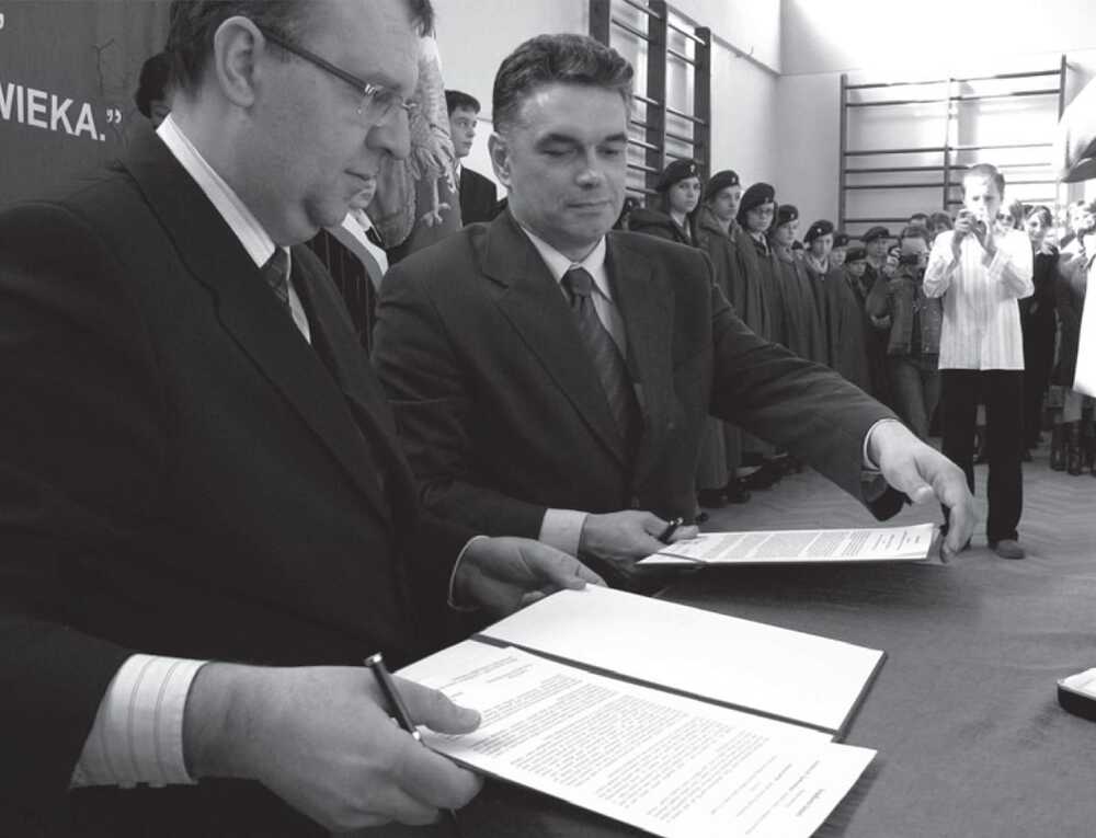 Janusz Kurtyka i Kazimierz Michał Ujazdowski podpisują w szkole w Markowej deklarację „Świadkowie historii”, 23 III 2006 r.