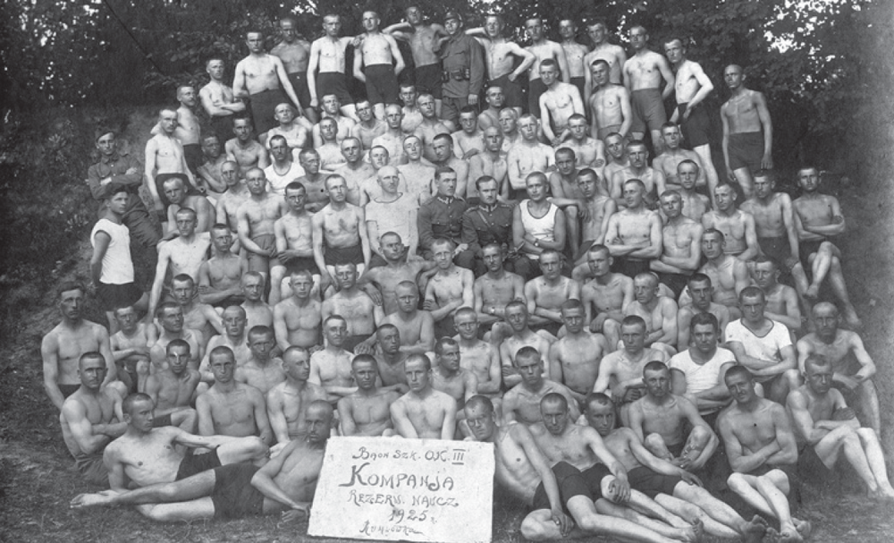Batalion Szkolny Dowództwa Okręgu Korpusu III w Wilnie, Rumlówka 1925 r. W mundurze
w środku (po lewej stronie) por. Antoni Fleszar.