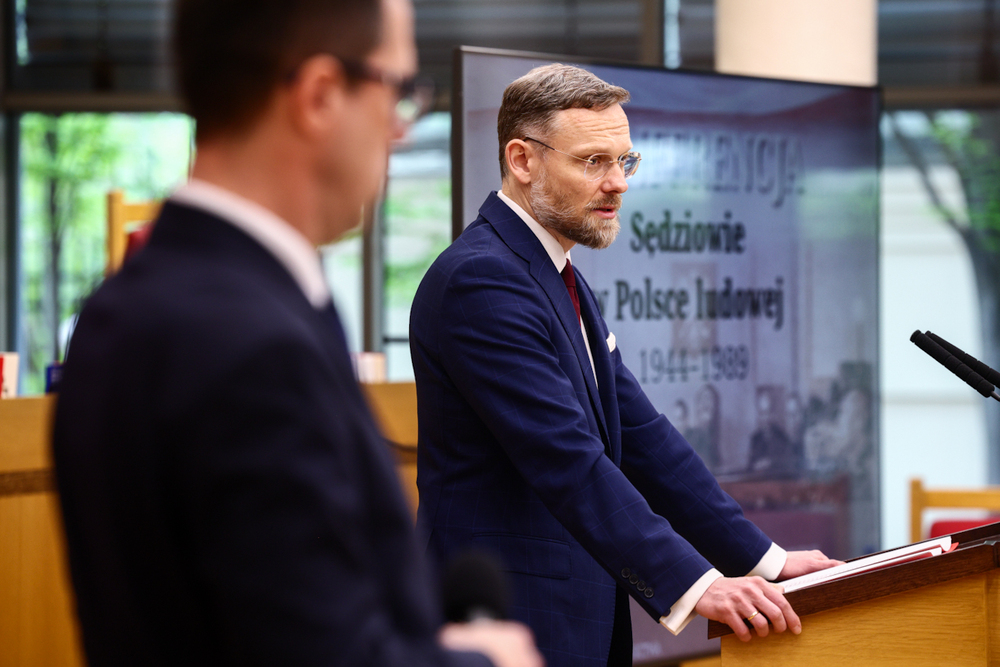 Konferencja „Sędziowie w Polsce ludowej 1944–1989”. Na zdj. szef KPRP Zbigniew Bogucki – Warszawa, 24 kwietnia 2026. Fot. Sławek Kasper (IPN)