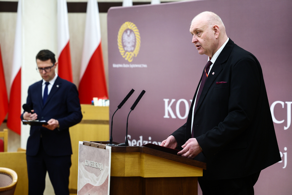 Konferencja „Sędziowie w Polsce ludowej 1944–1989”. Na zdj. prezes Trybunału Konstytucyjnego Bogdan Święczkowski – Warszawa, 24 kwietnia 2026. Fot. Sławek Kasper (IPN)