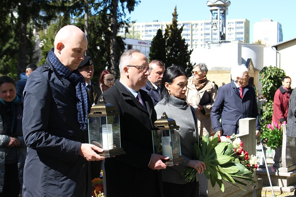 Bohater dwóch narodów – polskiego i gruzińskiego. Na zdj. od lewej: dyrektor dyrektor poznańskiego Oddziału IPN dr hab. Rafał Reczek, zastępca prezesa IPN dr hab. Karol Polejowski i ambasador Gruzji w RP JE Diana Zhgenti – Poznań, 26 kwietnia 2026. Fot. Marta Sankiewicz (IPN)