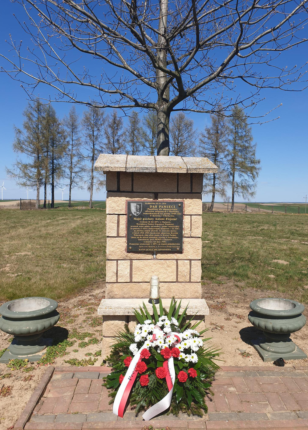 Symboliczny dąb katyński upamiętniający Antoniego Fleszara. Fot. IPN