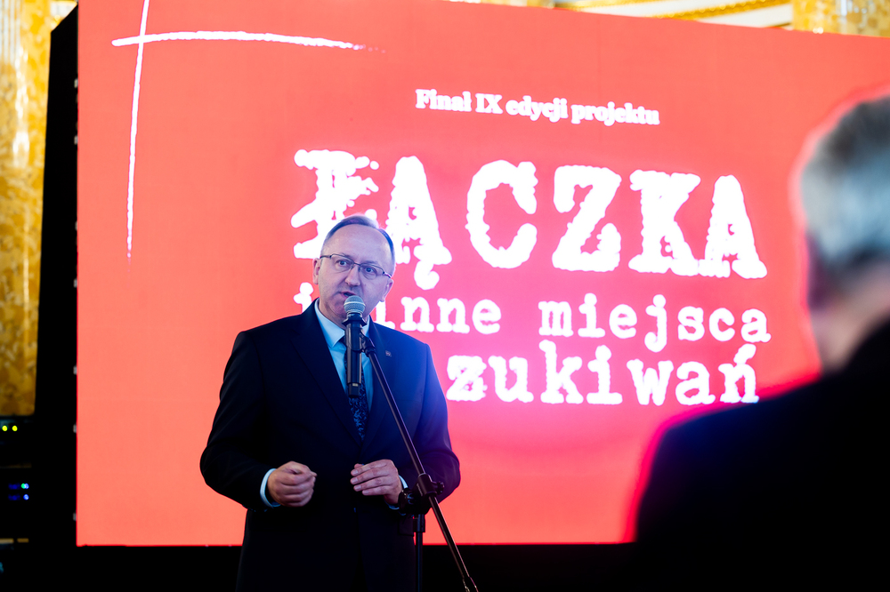 Gala finałowa IX edycji projektu „Łączka i inne miejsca poszukiwań”. Na zdj. zastępca prezesa IPN dr hab. Karol Polejowski – Warszawa, 28 kwietnia 2026. Fot. Sławek Kasper (IPN)