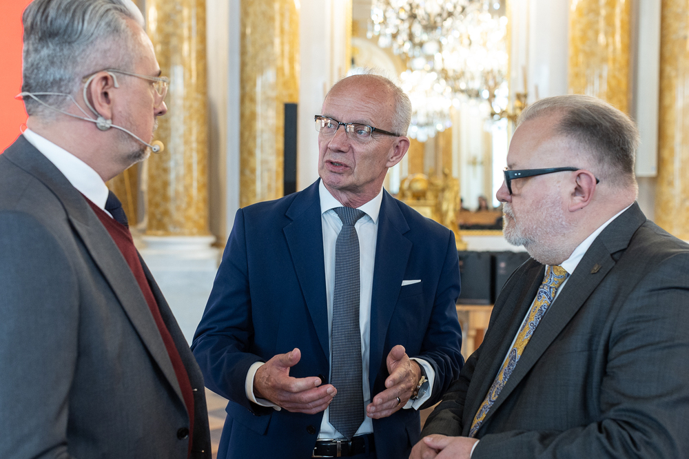 Gala finałowa IX edycji projektu „Łączka i inne miejsca poszukiwań”. Na zdj. od lewej: Marcin Wikło, zastępca prezesa IPN dr hab. Krzysztof Szwagrzyk i zastępca dyrektora MŻWiWP PRL Jacek Pawłowicz – Warszawa, 28 kwietnia 2026. Fot. Sławek Kasper (IPN)