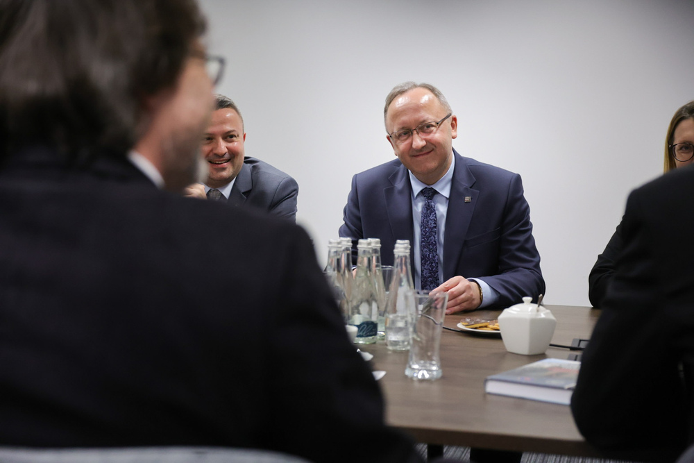 Delegacja z czeskiego Instytutu Badania Reżimów Totalitarnych i Archiwum Służby Bezpieczeństwa w IPN. Na zdj. zastępca prezesa IPN dr hab. Karol Polejowski – Warszawa, 28 kwietnia 2026. Fot. Dariusz Skrzyniarz (IPN)