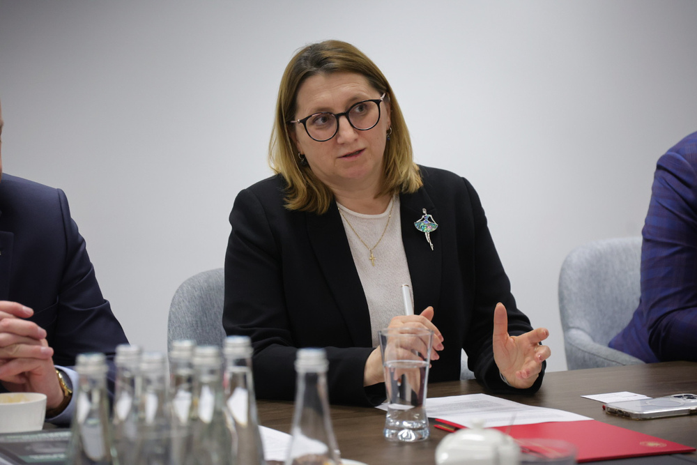 Delegacja z czeskiego Instytutu Badania Reżimów Totalitarnych i Archiwum Służby Bezpieczeństwa w IPN. Na zdj. dyrektor Archiwum IPN Marzena Kruk – Warszawa, 28 kwietnia 2026. Fot. Dariusz Skrzyniarz (IPN)