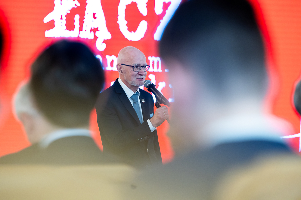 Gala finałowa IX edycji projektu „Łączka i inne miejsca poszukiwań”. Na zdj. naczelnik Wydziału Edukacyjnego CPH Tomasz Morawski – Warszawa, 28 kwietnia 2026. Fot. Sławek Kasper (IPN)