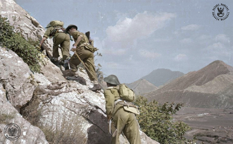 Żołnierze wciągający na górę skrzynki z amunicją. Cassino, Włochy, maj 1944 r. fot. AIPN