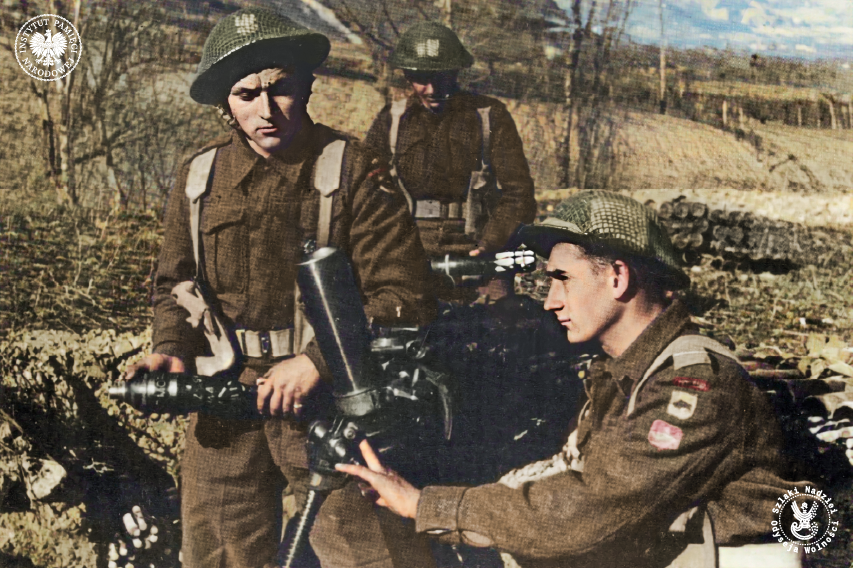 Żołnierze 6. Lwowskiej Brygady Piechoty z 5. Kresowej Dywizji Piechoty przy obsłudze moździerza, 2. Korpus Polski we Włoszech, 1944–1945 r. fot. AIPN