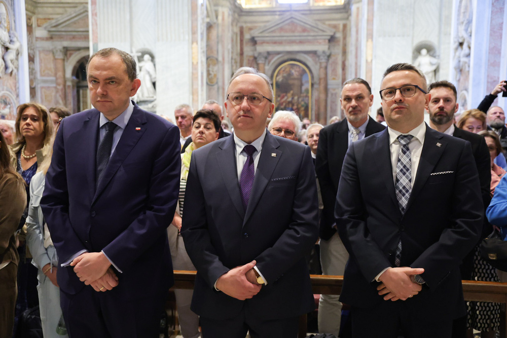Msza św.w Bazylice św. Piotra w Watykanie. Na zdj. od lewej: ambasador RP przy Stolicy Apostolskiej Adam Kwiatkowski, zastępca prezesa IPN dr hab. Karol Polejowski i dyrektor BBH IPN dr Sebastian Pilarski – 30 kwietna 2026. Fot. Dariusz Skrzyniarz (IPN)