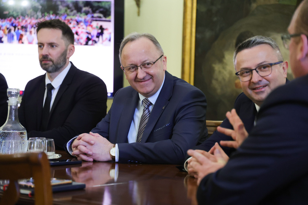 Spotkanie z dyrektor z Sobotniej Szkoły Kultury i Języka Polskiego w Lago Patria i prezes Stowarzyszenia „Instytut dla Polonii”. Na zdj. od lewej: zastępca dyrektora BWM IPN dr Mateusz Marek, zastępca prezesa IPN dr hab. Karol Polejowski i dyrektor BBH IPN dr Sebastian Pilarski – Watykan, 30 kwietnia 2026. Fot. Dariusz Skrzyniarz (IPN)