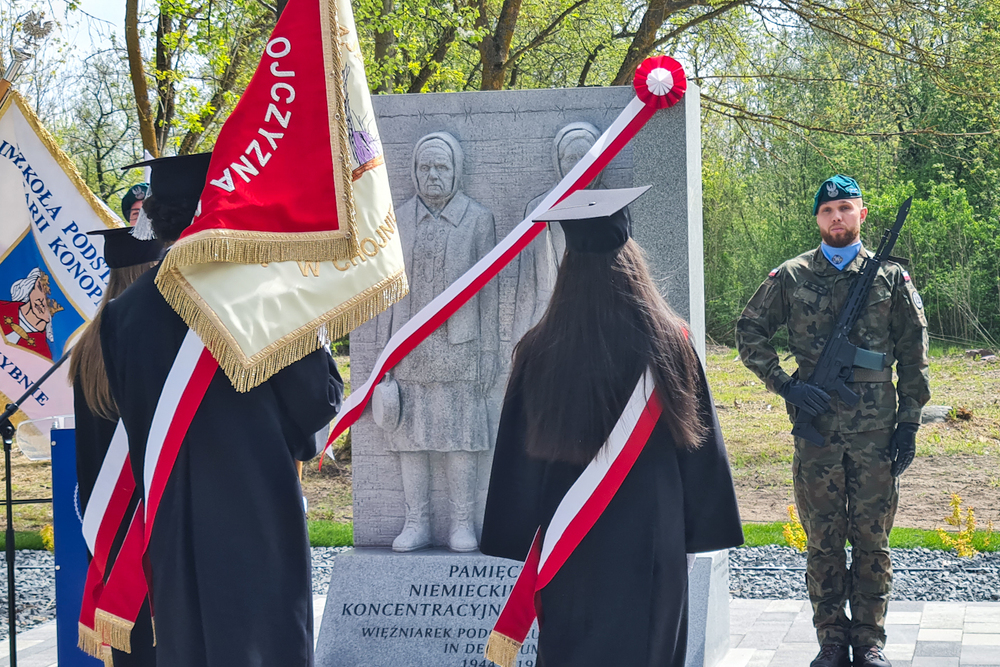 Uroczyste odsłonięcie pomnika upamiętniającego ofiary niemieckiego obozu koncentracyjnego w Chojnie – 30 kwietnia 2026. Fot. Sławek Kasper (IPN)