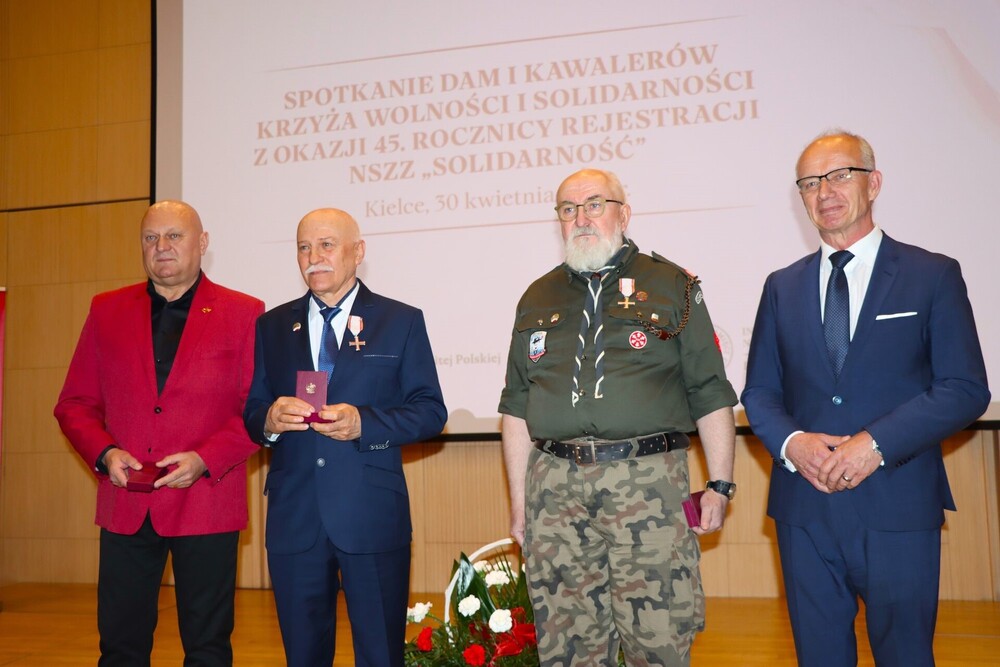45. rocznica rejestracji NSZZ „Solidarność” – spotkanie Dam i Kawalerów Krzyża Wolności i Solidarności w Kielcach. Na zdj. zastępca prezesa IPN dr hab. Krzysztof Szwagrzyk (P) wraz z odznaczonymi – 30 kwietnia 2026. Fot. Dorota Klusek (IPN)