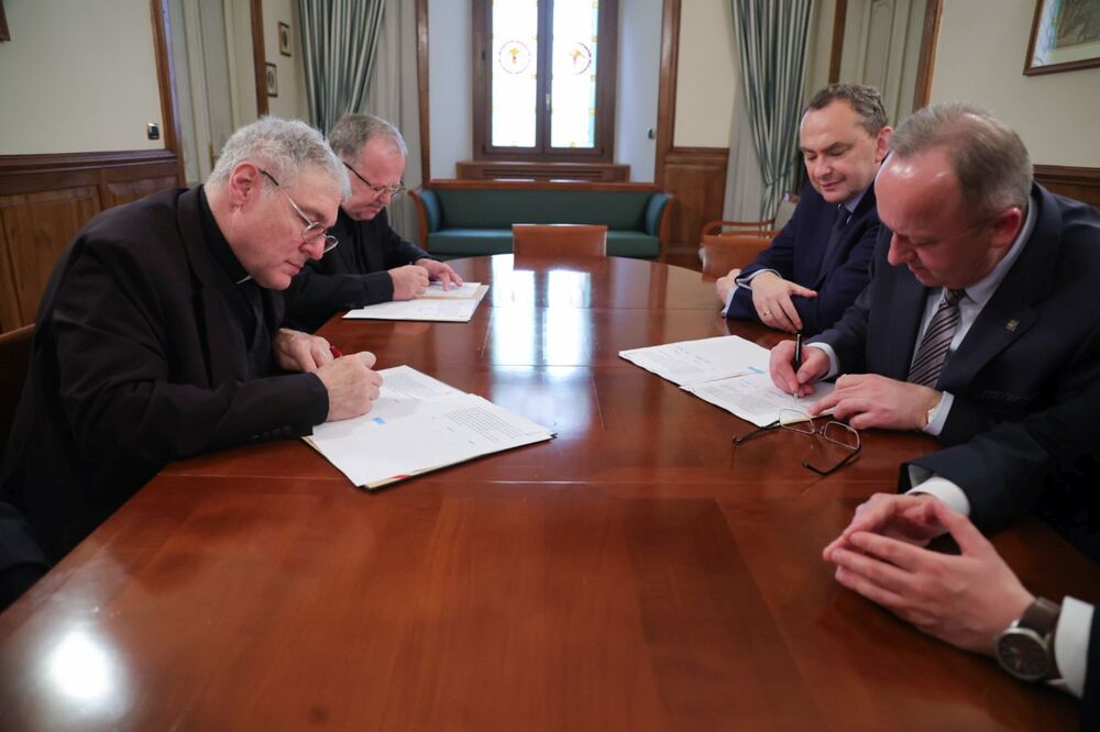 Przedstawiciele IPN, Papieskiego Uniwersytetu Gregoriańskiego i Papieskiego Komitetu Nauk Historycznych podpisali umowę o współpracy – Watykan, 30 kwietnia 2026. Fot. Dariusz Skrzyniarz (IPN)