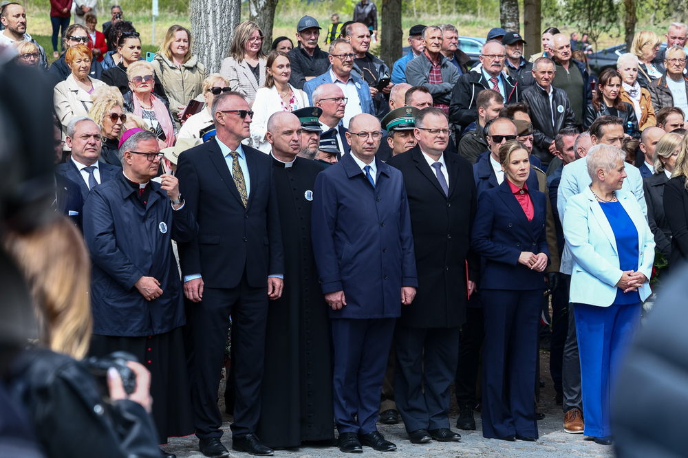 Uroczyste odsłonięcie pomnika upamiętniającego ofiary niemieckiego obozu koncentracyjnego w Chojnie – 30 kwietnia 2026. Fot. Sławek Kasper (IPN)