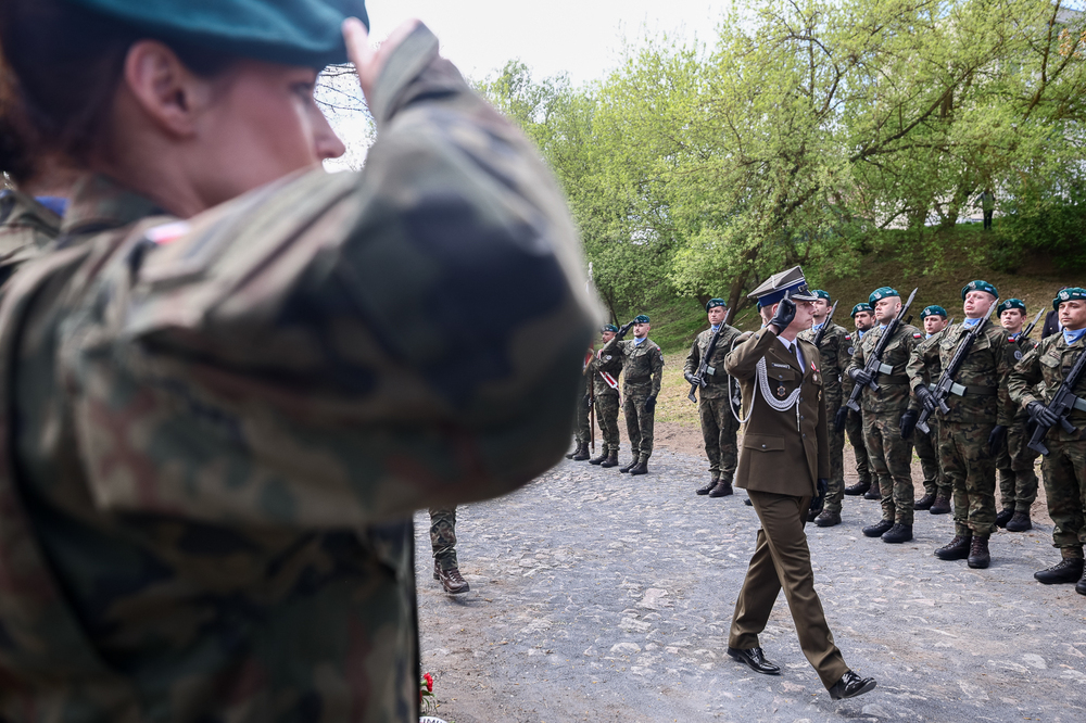 Uroczyste odsłonięcie pomnika upamiętniającego ofiary niemieckiego obozu koncentracyjnego w Chojnie – 30 kwietnia 2026. Fot. Sławek Kasper (IPN)
