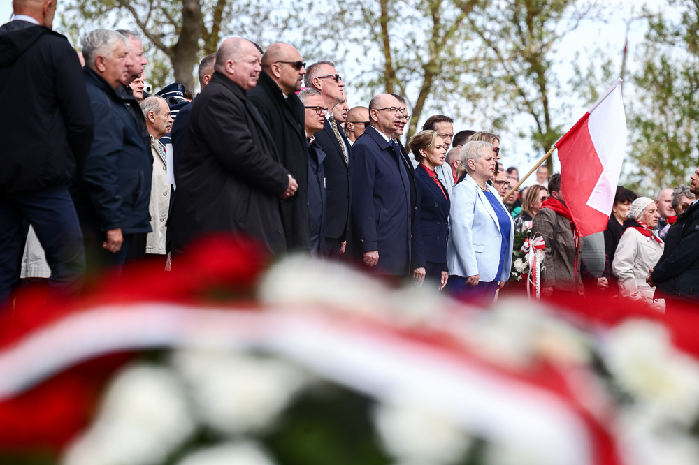 Uroczyste odsłonięcie pomnika upamiętniającego ofiary niemieckiego obozu koncentracyjnego w Chojnie – 30 kwietnia 2026. Fot. Sławek Kasper (IPN)