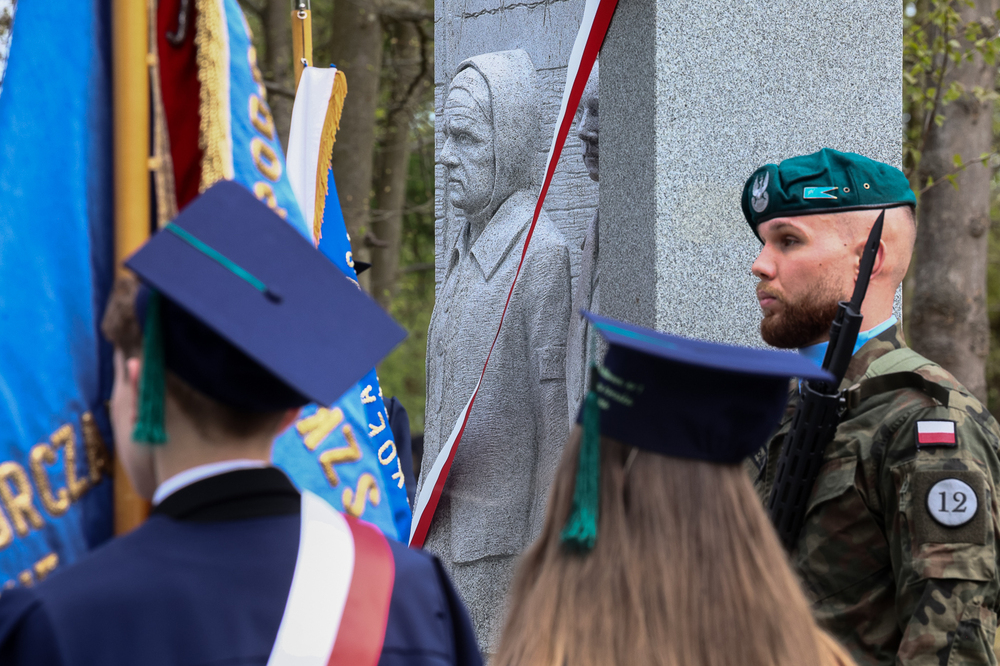 Uroczyste odsłonięcie pomnika upamiętniającego ofiary niemieckiego obozu koncentracyjnego w Chojnie – 30 kwietnia 2026. Fot. Sławek Kasper (IPN)