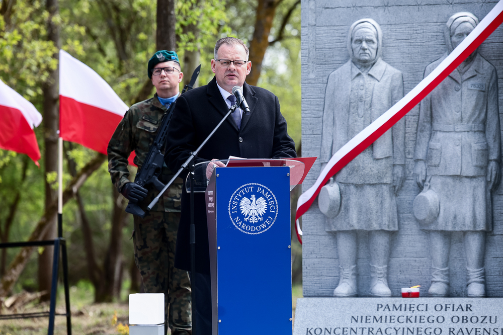 Uroczyste odsłonięcie pomnika upamiętniającego ofiary niemieckiego obozu koncentracyjnego w Chojnie – 30 kwietnia 2026. Fot. Sławek Kasper (IPN)