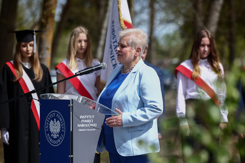 Uroczyste odsłonięcie pomnika upamiętniającego ofiary niemieckiego obozu koncentracyjnego w Chojnie – 30 kwietnia 2026. Fot. Sławek Kasper (IPN)