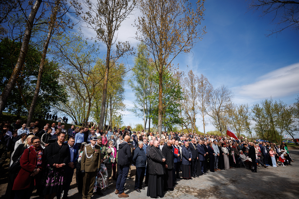 Uroczyste odsłonięcie pomnika upamiętniającego ofiary niemieckiego obozu koncentracyjnego w Chojnie – 30 kwietnia 2026. Fot. Sławek Kasper (IPN)