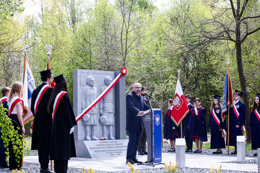 Uroczyste odsłonięcie pomnika upamiętniającego ofiary niemieckiego obozu koncentracyjnego w Chojnie – 30 kwietnia 2026. Fot. Sławek Kasper (IPN)