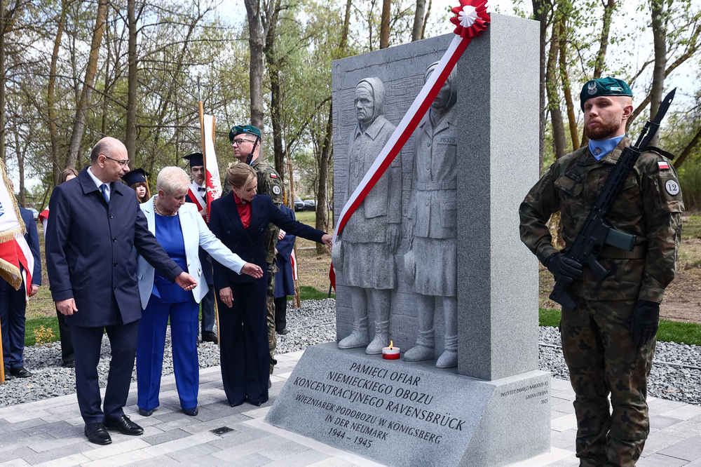 Uroczyste odsłonięcie pomnika upamiętniającego ofiary niemieckiego obozu koncentracyjnego w Chojnie – 30 kwietnia 2026. Fot. Sławek Kasper (IPN)