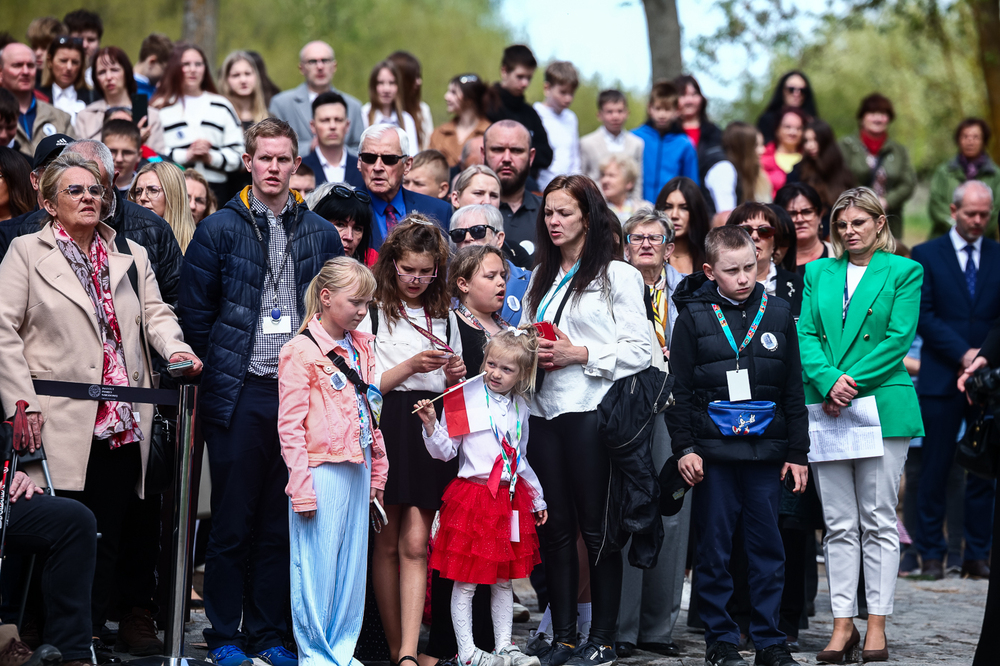 Uroczyste odsłonięcie pomnika upamiętniającego ofiary niemieckiego obozu koncentracyjnego w Chojnie – 30 kwietnia 2026. Fot. Sławek Kasper (IPN)