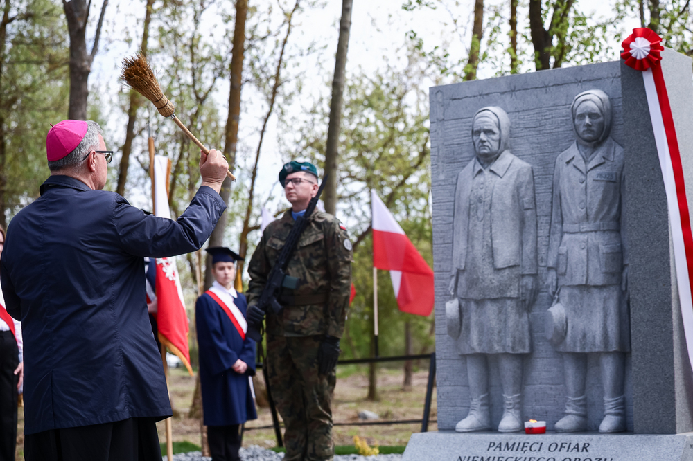 Uroczyste odsłonięcie pomnika upamiętniającego ofiary niemieckiego obozu koncentracyjnego w Chojnie – 30 kwietnia 2026. Fot. Sławek Kasper (IPN)