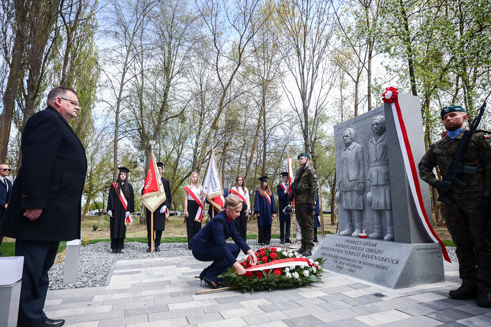 Uroczyste odsłonięcie pomnika upamiętniającego ofiary niemieckiego obozu koncentracyjnego w Chojnie – 30 kwietnia 2026. Fot. Sławek Kasper (IPN)