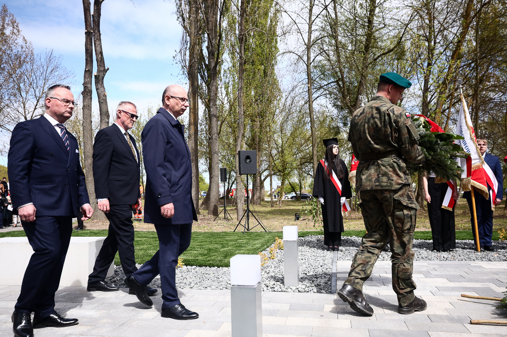 Uroczyste odsłonięcie pomnika upamiętniającego ofiary niemieckiego obozu koncentracyjnego w Chojnie – 30 kwietnia 2026. Fot. Sławek Kasper (IPN)